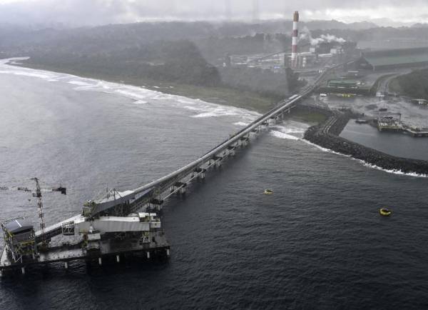 <i>Vista aérea del puerto de la mina Cobre Panamá en Donoso, provincia de Colón, 120 km al oeste de la ciudad de Panamá, el 6 de diciembre de 2022. FOTO LUIS ACOSTA / AFP</i>