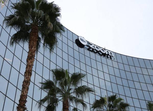 <i>SAN JOSÉ, CALIFORNIA - 7 DE FEBRERO: Se coloca un cartel en el exterior de la sede de Zoom el 7 de febrero de 2023 en San José, California. FOTO Justin Sullivan/Getty Images/AFP</i>