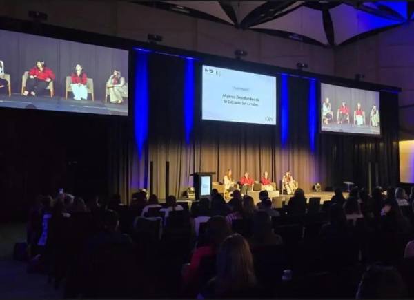 <i>Un Centro de Convenciones colmado dio contexto a una gala donde se generó un contexto de aprendizaje, reflexiones e inspiración por parte de una comunidad de mujeres líderes y multigeneracional. (Foto: E&amp;N)</i>