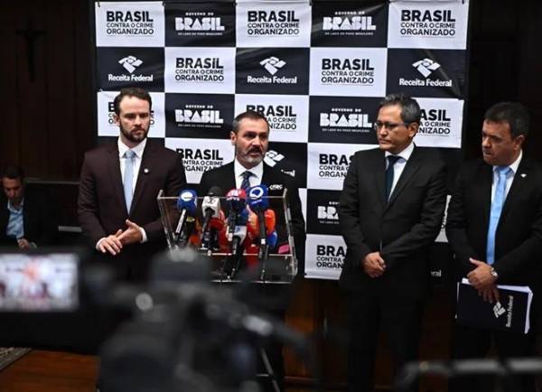 <i>El director general de la Policía Federal de Brasil, Andrei Rodrigues (c), habla en una rueda de prensa, este 10 de abril de 2026, en Brasilia (Brasil). EFE/ André Borges</i>