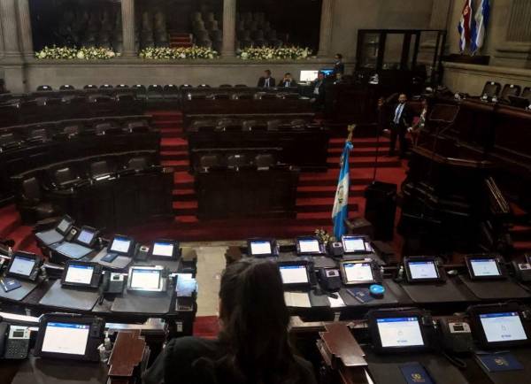 <i>Vista del interior del Congreso de Guatemala después de la suspensión temporal de la inauguración de la nueva legislatura poco antes de la ceremonia de inauguración de Bernardo Arévalo, en la Ciudad de Guatemala el 14 de enero de 2024. FOTO MARIA JOSE BONILLA / AFP</i>