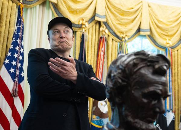 <i>Fotografía de archivo que muestra a Elon Musk reaccionando durante una conferencia de prensa con el presidente estadounidense, Donald Trump, en la Casa Blanca en Washington (EE. UU.). EFE/ Francis Chung / Pool /ARCHIVO</i>