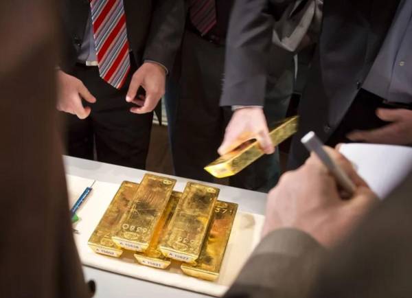 <i>Imagen de archivo de varios empleados del Bundesbank comprobando unos lingotes de oro. EFE/Frank Rumpenhorst</i>