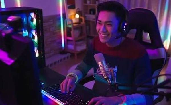<i>El videojuego PlaySmart, diseñado específicamente para prevenir conductas de riesgo, logró reducir los síntomas depresivos en jóvenes durante al menos un año, el doble que los programas escolares tradicionales. Foto de iStock</i>