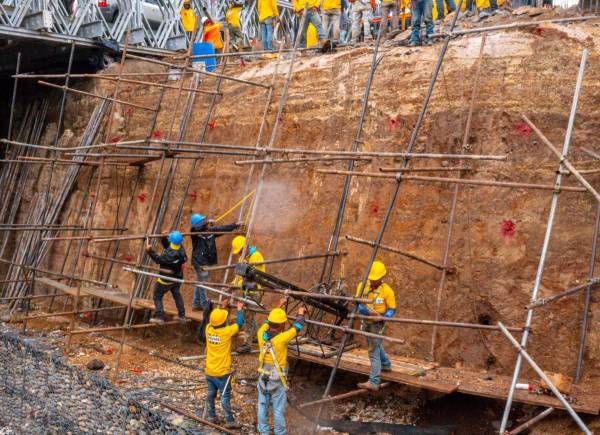 <i>Otro hundimiento, en el cual los trabajos de reparación continúan, es el del kilómetro 17,5 de la ruta al Pacífico, también en Villa Nueva. FOTO COVIAL.</i>