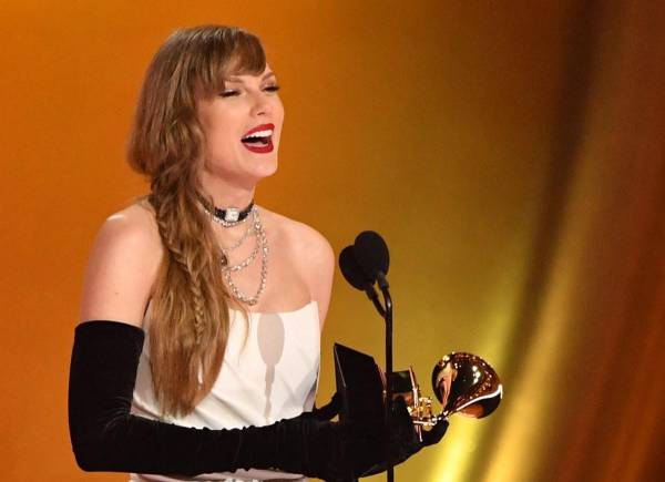 <i>La cantautora estadounidense Taylor Swift acepta el premio al Mejor Álbum Vocal Pop por Midnights en el escenario durante la 66ª Entrega Anual de los Premios Grammy en el Crypto.com Arena de Los Ángeles el 4 de febrero de 2024. FOTO Valérie Macon / AFP</i>