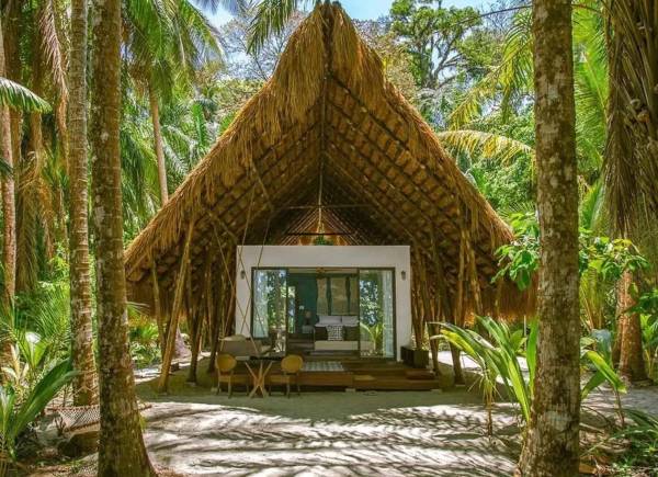 <i>En la costa del Pacífico de Panamá, lujosos refugios como Isla Palenque Luxury Resort, que incorporará nuevas villas en 2026 y 2027, están ampliando silenciosamente sus ofertas para mantener el ambiente de náufrago de la región, con la comodidad que buscan los viajeros adinerados. FOTO CDT</i>