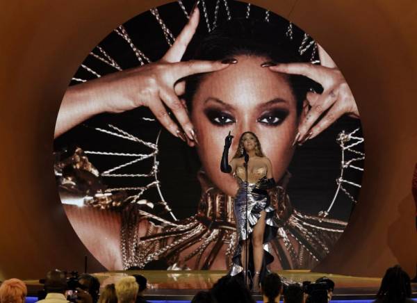 <i>LOS ÁNGELES, CALIFORNIA - 5 DE FEBRERO: Beyoncé acepta el premio al Mejor Álbum de Música Dance/Electrónica por “Renacimiento” en el escenario durante la 65ª entrega de los Premios GRAMMY en Crypto.com Arena el 5 de febrero de 2023 en Los Ángeles, California. Kevin Winter/Getty Images para The Recording Academy/AFP (Foto de KEVIN WINTER/GETTY IMAGES NORTH AMERICA/Getty Images vía AFP)</i>