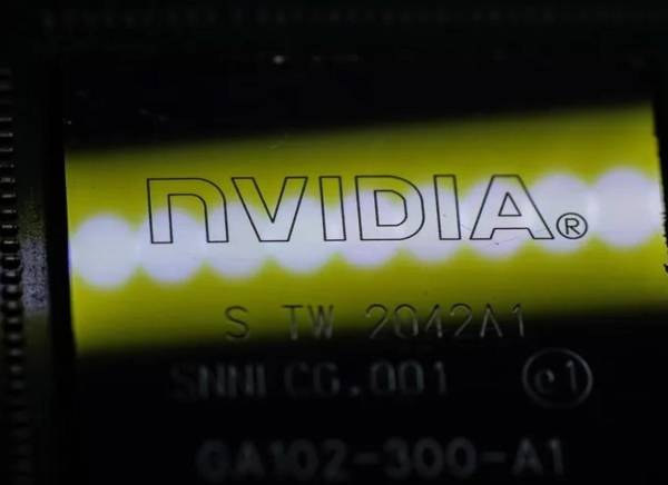 <i>Una ilustración fotográfica muestra un chip de la empresa tecnológica estadounidense Nvidia, en Berlín, Alemania. EFE/EPA/HANNIBAL HANSCHKE</i>