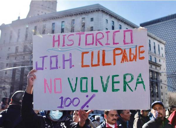 <i>La gente reacciona frente al tribunal federal de Manhattan después de que un jurado declarara culpable de tráfico de drogas al ex presidente hondureño Juan Orlando Hernández, el 8 de marzo de 2024, en la ciudad de Nueva York. FOTO Kena Betancur/AFP</i>