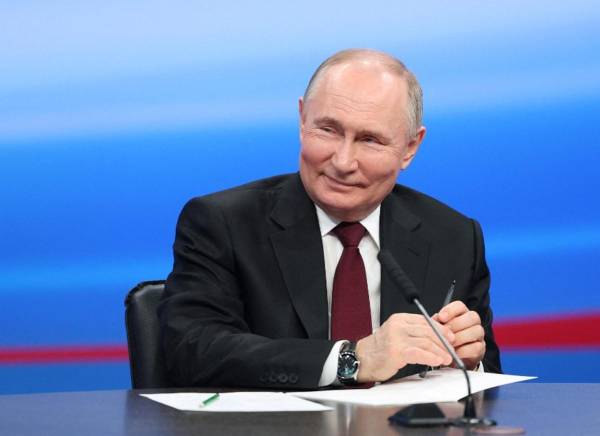 <i>En esta fotografía colectiva distribuida por la agencia estatal rusa Sputnik, el presidente ruso y candidato presidencial Vladimir Putin visita su sede de campaña en Moscú el 18 de marzo de 2024. FOTO Gavriil GRIGOROV / PISCINA / AFP</i>