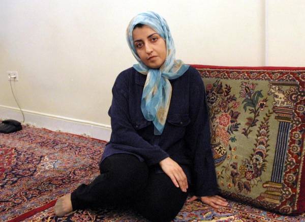 <i>(ARCHIVOS) La activista iraní por los derechos de las mujeres Narges Mohammadi es vista en su casa en Teherán el 4 de septiembre de 2001. El 6 de octubre de 2023 se otorgó el Premio Nobel de la Paz a la activista iraní encarcelada por los derechos de las mujeres. FOTO Behruz MEHRI / AFP</i>