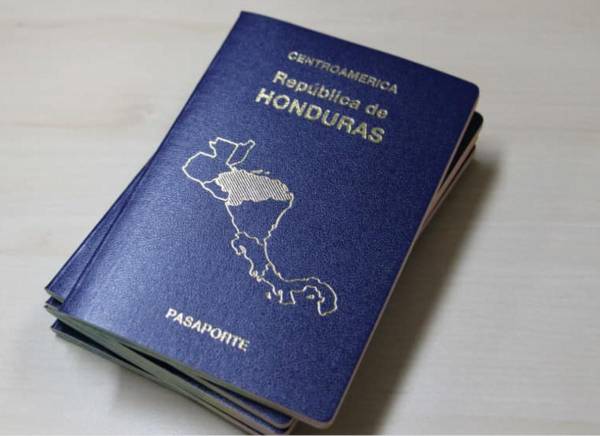 <i>Honduras fue colocado en el tercer grupo de países. La medida fue decretada y publicada en el Diario Oficial La Gaceta. La medida se encuentra suspendida por 72 horas, desde este 7 de octubre. FOTO Migración Honduras</i>