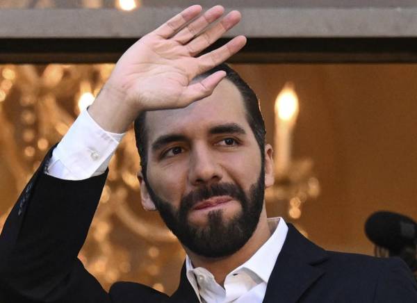 <i>El presidente salvadoreño Nayib Bukele saluda a sus seguidores luego de recibir la certificación que lo acredita como presidente electo de El Salvador para el período 2024-2029 en el Teatro Nacional en el centro histórico de San Salvador el 29 de febrero de 2024. FOTO Marvin RECINOS/AFP</i>