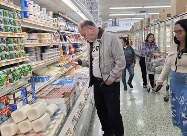 El índice de alimentos consumidos en el hogar subió un 0,1%, mientras que de los alimentos consumidos fuera del hogar aumentó un 0,3%. (Foto: EFE)