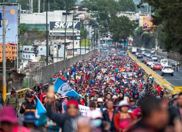 <i>Vista aérea de personas que participaron en la Marcha por la Democracia para exigir la renuncia de la Fiscal General Consuelo Porras y del fiscal Rafael Curruchiche, acusados de generar una crisis electoral, en la Ciudad de Guatemala el 7 de diciembre de 2023. FOTO CARLOS ALONZO / AFP</i>