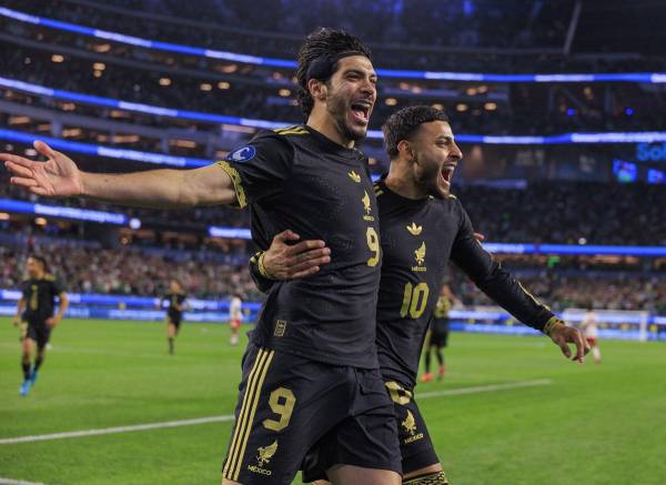 <i>Raul Jimenez (i) junto a Alexis Vega de México celebran un gol en el estadio SoFi en Inglewood, California (EE.UU.). Fotografía de archivo. EFE/ Javier Rojas</i>
