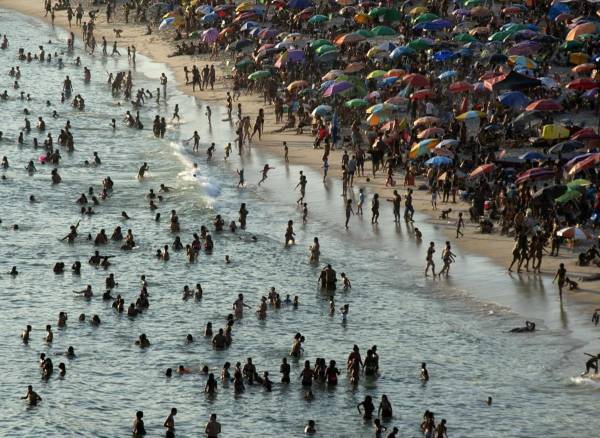 <i>Vista aérea de personas disfrutando de la playa Recreio dos Bandeirantes en medio de una ola de calor en Río de Janeiro, Brasil. FOTO TERCIO TEIXEIRA / AFP</i>