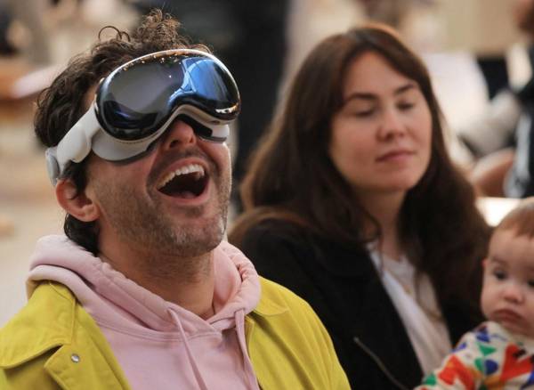 <i>Un cliente prueba su Vision Pro en el lanzamiento de Apple Vision Pro en Apple The Grove en Los Ángeles, California, el 2 de febrero de 2024. Vision Pro, los auriculares de US$3499 del gigante tecnológico, es su primer lanzamiento importante desde el Apple Watch nueve. FOTO David SWANSON/AFP</i>