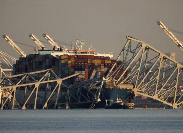 <i>El carguero Dali permanece atrapado bajo los restos retorcidos del puente Francis Scott Key, que fue destruido cuando el barco chocó con él a principios de esta semana, el 29 de marzo de 2024 en Baltimore, Maryland. FOTO Chip Somodevilla/Getty Images/AFP</i>