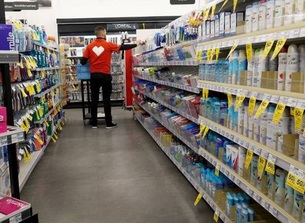 <i>Un trabajador abastece los estantes de una farmacia CVS el 7 de febrero de 2024 en Miami, Florida. FOTO Joe Raedle/Getty Images/AFP</i>