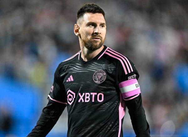 <i>CHARLOTTE, CAROLINA DEL NORTE - 21 DE OCTUBRE: Lionel Messi #10 del Inter Miami observa durante la segunda mitad de su partido contra Charlotte FC en el estadio Bank of America el 21 de octubre de 2023 en Charlotte, Carolina del Norte. Matt Kelley/Getty Images/AFPMatt Kelley / GETTY IMAGES NORTEAMÉRICA / Getty Ima</i>