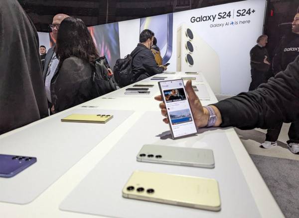 <i>Un hombre sostiene el nuevo teléfono insignia Galaxy repleto de funciones de inteligencia artificial en un evento mediático en la ciudad de San José, California, en Silicon Valley, el 17 de enero de 2024. FOTO Glenn CHAPMAN/AFP</i>