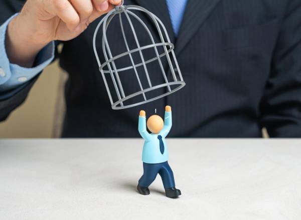 El gaslighting corporativo es la manipulación sistemática con la que un líder induce a sus colaboradores a desconfiar de su propia memoria y su criterio. (Foto: Shutterstock)