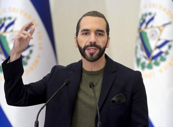 <i>En la sesión hablaron varios diputados oficialistas elogiando los logros de Bukele, que tiene alta popularidad en el país por su cruzada contra las temidas pandillas, pero también hubo críticas de opositores. FOTO AFP</i>