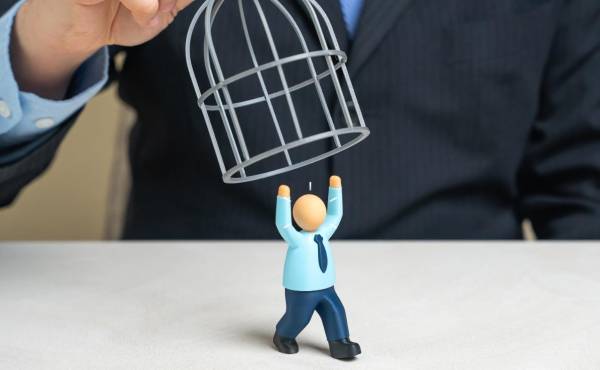 El gaslighting corporativo es la manipulación sistemática con la que un líder induce a sus colaboradores a desconfiar de su propia memoria y su criterio. (Foto: Shutterstock)