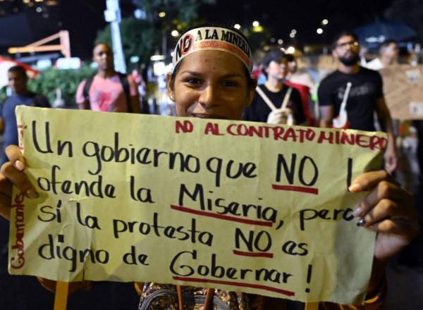 <i>Una mujer protesta durante una marcha contra el contrato gubernamental con la empresa minera canadiense First Quantum y su filial Minera Panamá en la Ciudad de Panamá el 27 de octubre de 2023. FOTO LUIS ACOSTA / AFP</i>