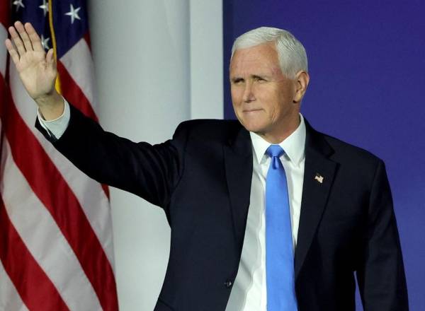 <i>LAS VEGAS, NEVADA – 28 DE OCTUBRE: El candidato presidencial republicano, el ex vicepresidente de Estados Unidos, Mike Pence, llega a la Cumbre Anual de Liderazgo de la Coalición Judía Republicana en The Venetian Resort Las Vegas el 28 de octubre de 2023 en Las Vegas, Nevada. FOTO Ethan Miller/Getty Images/AFP</i>