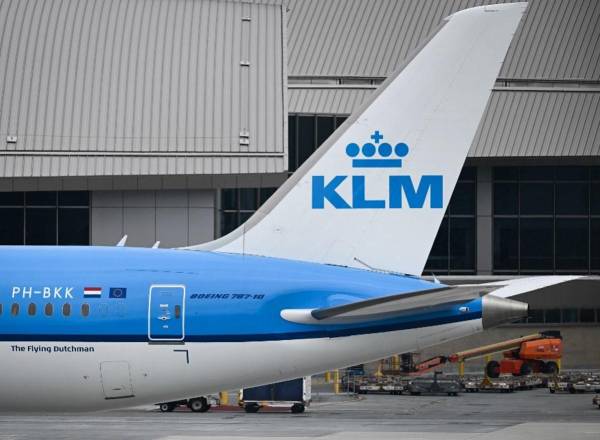 <i>Un avión Boeing 787-10 de KLM Royal Dutch Airlines rueda después de aterrizar durante el Desafío de Vuelo Sostenible 2023 en el Aeropuerto Internacional de Los Ángeles (LAX) en Los Ángeles, California, el 17 de mayo de 2023. FOTO Patrick T. Fallon / AFP</i>