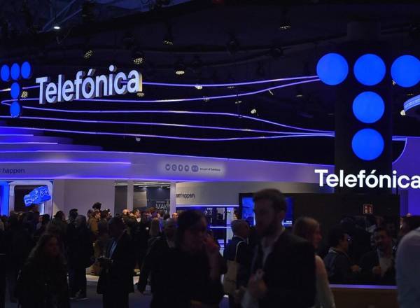 <i>La gente visita el stand de la empresa española Telefónica en el Mobile World Congress (MWC), la mayor reunión anual de la industria de las telecomunicaciones, en Barcelona el 27 de febrero de 2023. FOTO Pau BARRENA / AFP</i>