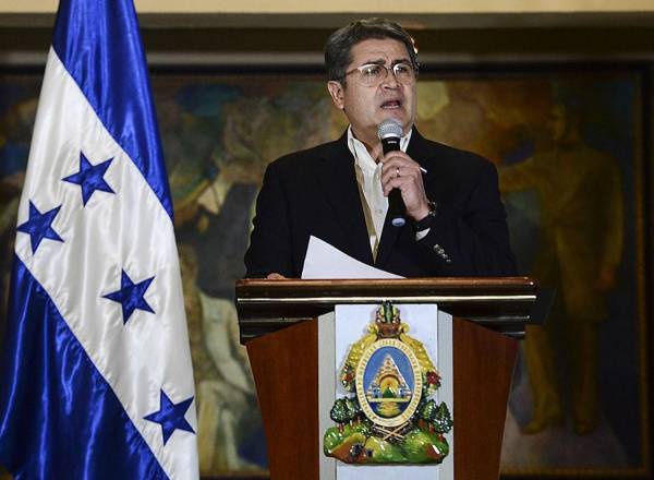 <i>El presidente de Honduras, Juan Orlando Hernández, ofrecía una conferencia de prensa en la casa presidencial en Tegucigalpa, el 24 de marzo de 2021. En ese momento, Juan Orlando Hernández decía que tenía grabaciones realizadas por la Agencia Antidrogas de Estados Unidos (DEA) en 2013, que muestran que las acusaciones de narcotráfico que los narcotraficantes han presentado contra él en un tribunal de Nueva York son falso testimonio. FOTO Orlando SIERRA/AFP</i>