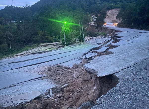 <i>El cierre del paso fronterizo ha afectado el tránsito comercial y el transporte hacia los países vecinos. FOTO VMT EL SALVAADOR</i>