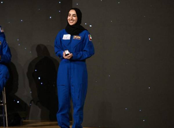 <i>Nora AlMatrooshi, candidata a astronauta Artemis de la NASA graduada, sonríe durante una ceremonia en el Centro Espacial Johnson en Houston, Texas, el 5 de marzo de 2024. FOTO Marcos Félix / AFP</i>