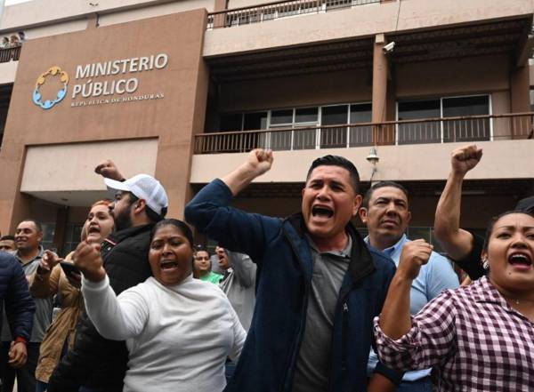 <i>Partidarios del opositor Partido Nacional protestan frente a la Fiscalía en Tegucigalpa el 1 de noviembre de 2023. FOTO ORLANDO SIERRA / AFP</i>