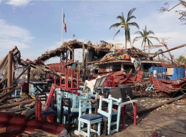 <i>Vista de los daños causados por el paso del huracán Otis en Acapulco, estado de Guerrero, México, el 28 de octubre de 2023. El número de muertos por un huracán extraordinariamente poderoso que azotó la ciudad turística mexicana de Acapulco aumentó el sábado a 39, dijo el gobierno mexicano. FOTO SALVADOR VALADEZ / AFP</i>