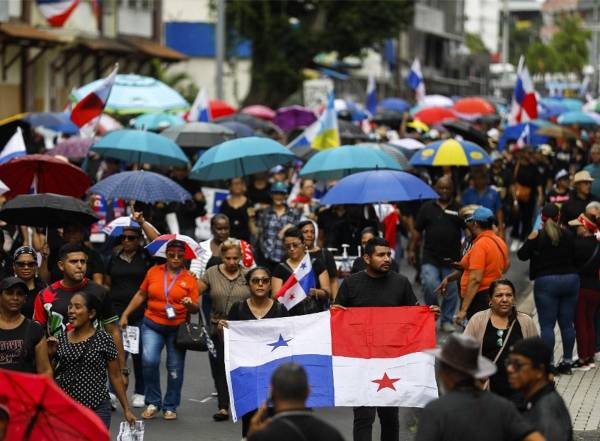 Los maestros marchan para protestar por la muerte de dos colegas durante una manifestación contra el contrato del gobierno con la empresa minera canadiense First Quantum y su filial Minera Panamá en la ciudad de Panamá el 8 de noviembre de 2023. FOTO CIUDAD DE PANAMÁ, PANAMÁ