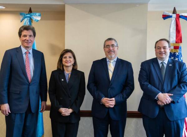 <i>Binomio presidencial electo con el subsecretario de Estado para crecimiento económico, energía y medio ambiente de Estados Unidos, José W. Fernández (izquierda). FOTO @BAREVALO</i>