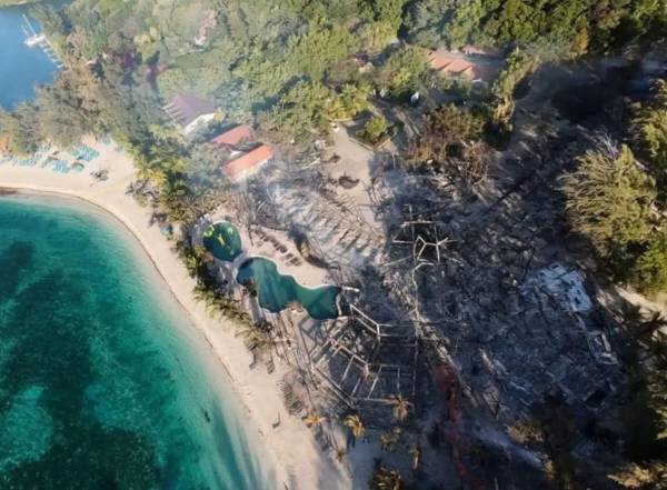 <i>Así quedó tras el incendio uno de los paraísos turísticos de Roatán. Hotel Fantasy Island. Foto: Cortesía de Bomberos Honduras.</i>