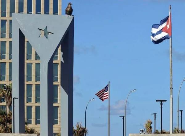 A pesar de estos acercamientos confirmados entre Cuba y EE.UU., el presdiente cubano, Miguel Díaz-Canel, destacó en una entrevista publicada este viernes por el medio ruso RT que en la isla «hay un pueblo dispuesto a combatir», cuando le preguntaron por una posible acción militar de EE.UU. (Foto: EFE)