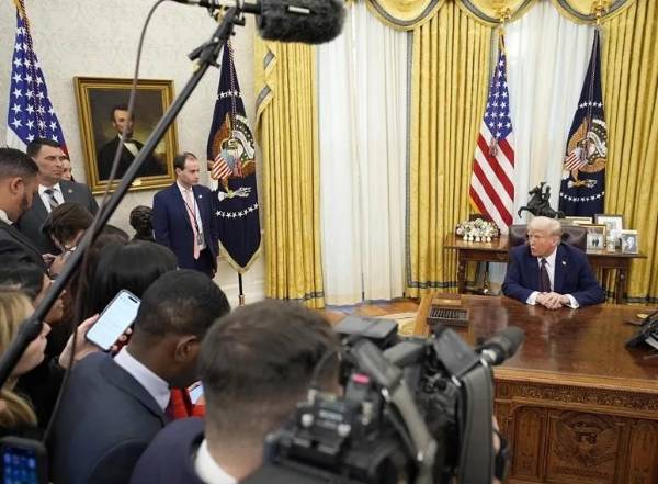 <i>La disputa ya no enfrenta solamente a Trump con medios críticos: pone a prueba los límites constitucionales del poder para decidir quién puede cubrirlo. (Foto: EFE)</i>