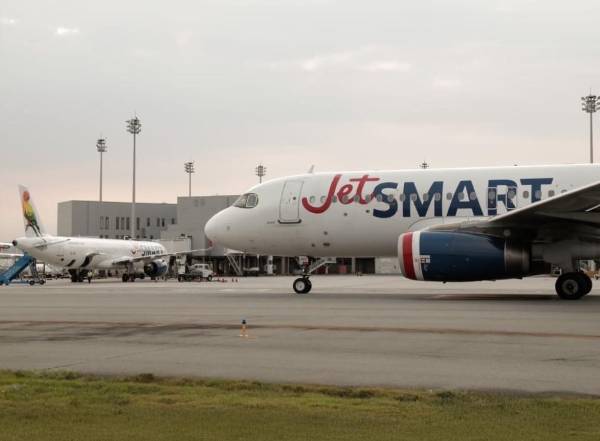 <i>En JetSMART seguimos modernizando nuestras operaciones en tierra con la incorporación de un sistema de remolque towbarless en el Aeropuerto de Santiago (SCL). FOTO JetSMART</i>