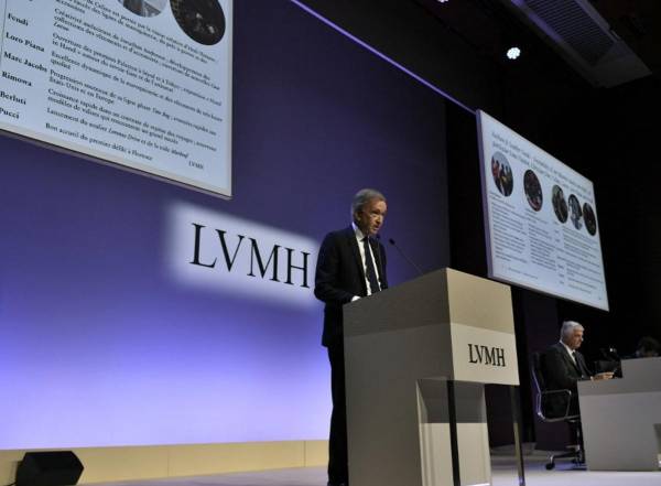 <i>Bernard Arnault, principal grupo de lujo del mundo, LVMH, presenta los resultados anuales del grupo para 2023 en París, el 25 de enero de 2024. FOTO Stéphane de Sakutin / AFP</i>