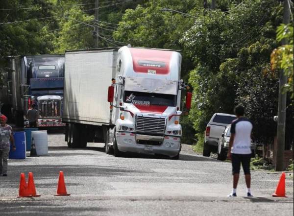 <i>Los conductores de carga pesada han anunciado tomas como presión para que deroguen la visa. FOTO elheraldo.hn</i>