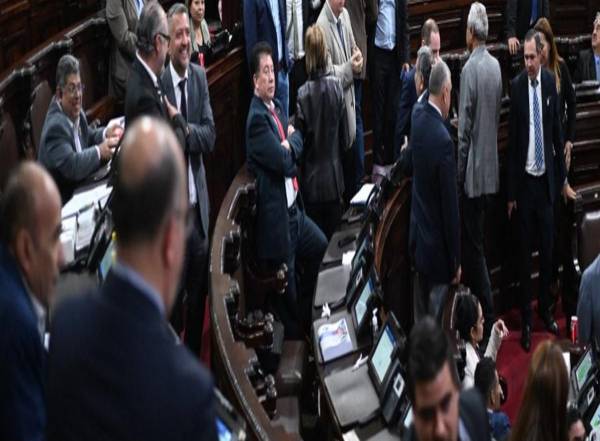 <i>Congresistas participan en una sesión del Congreso en la Ciudad de Guatemala, el 30 de noviembre de 2023. El Congreso guatemalteco retiró este jueves la inmunidad a cuatro jueces electorales para ser procesados por presunta corrupción, en un caso paralelo a los iniciados por la Fiscalía contra el Presidente -electo Bernardo Arévalo, que han generado incertidumbre en el país.</i>