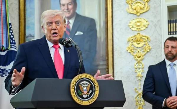 Estamos en negociaciones en este preciso momento, dijo Trump a los periodistas en el Despacho Oval, indicando que el vicepresidente JD Vance, el secretario de Estado Marco Rubio, el enviado Steve Witkoff y su yerno Jared Kushner estaban involucrados. (Foto:EFE)