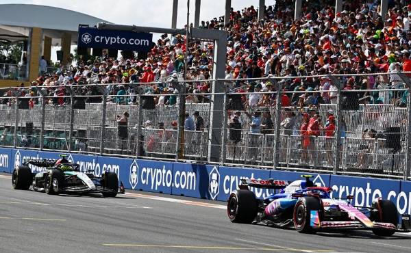 <i>El piloto alemán del equipo Haas F1, Nico Hulkenberg (R) y el piloto australiano de RB, Daniel Ricciardo, salen del pit lane durante el Gran Premio de Fórmula Uno de Miami 2024 en el Autódromo Internacional de Miami en Miami Gardens, Florida, el 5 de mayo de 2024.FOTO Giorgio Viera / PISCINA / AFP</i>